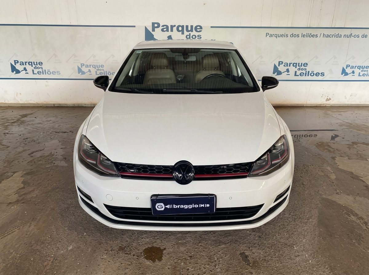 Vista dianteira de Volkswagen Golf Comfortline MC 2015/2015