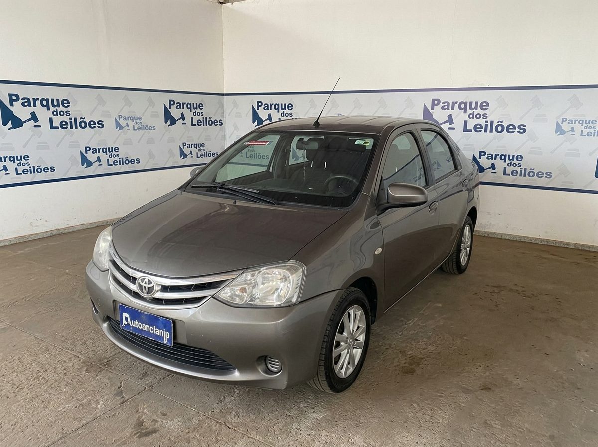 Vista dianteira de Toyota Etios SD XS 1.5 At 2016/2016